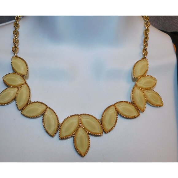 Retro Cream Shimmer Floral Leaf Costume Necklace - Picture 3 of 4